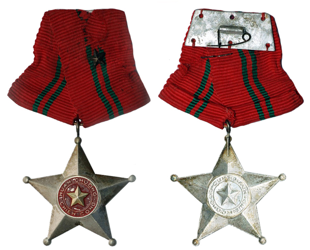 Вьетнам Орден бойца 3-ей степени (краска, алюминий 35 Х 35 мм), цена 4-5 долларов
