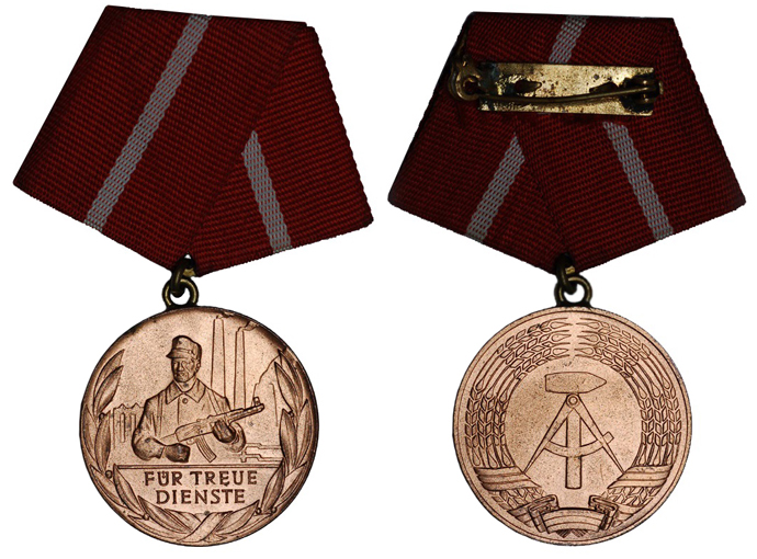 ГДР Медаль За отличную службу в боевых бригадах рабочего класса (бронза, диаметр 32 мм), цена 3.5-4 евро